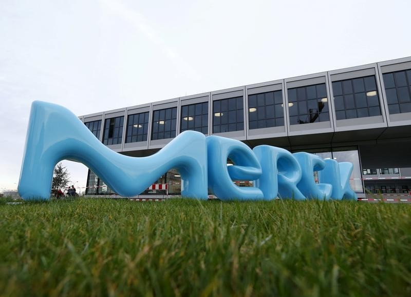 © Reuters. MERCK RELÈVE SES PRÉVISIONS ANNUELLES