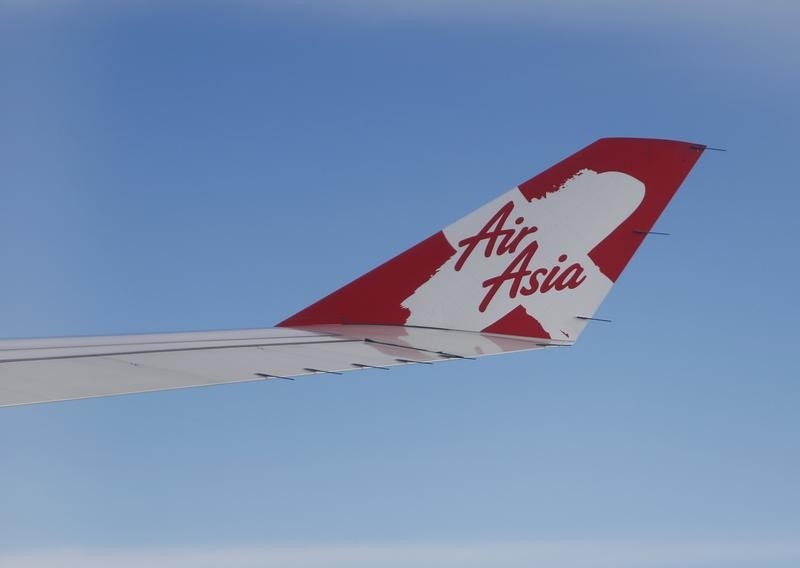 © Reuters. The wing of an Air Asia plane travelling from Sri Lanka to Malaysia