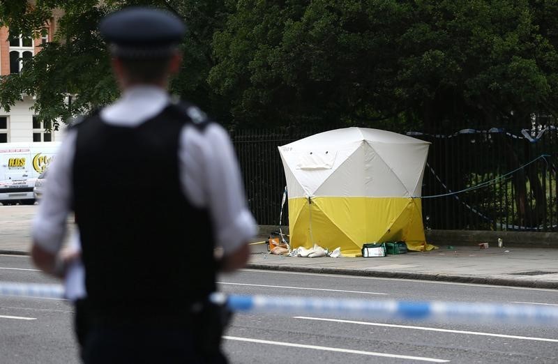 © Reuters. مقتل امرأة وإصابة خمسة أشخاص في هجوم بسكين في وسط لندن