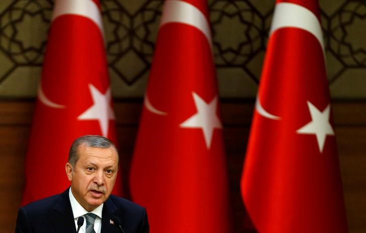 © Reuters. Turkish President Erdogan makes a speech during his meeting with mukhtars at the Presidential Palace in Ankara