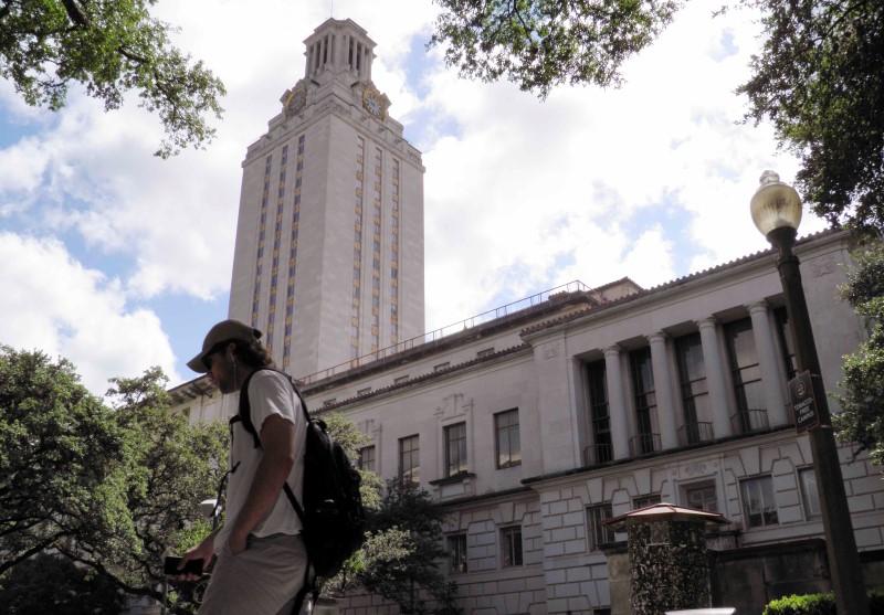 © Reuters. A student walks at the University of Texas campus in Austin