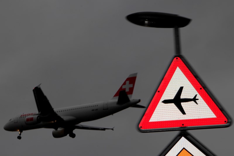 © Reuters. A Swiss airline plane prepares to land at Cointrin airport in Geneva