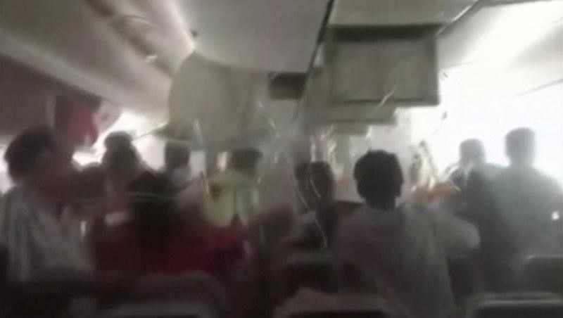 © Reuters. فيديو يظهر ارتباكا في قمرة طائرة إماراتية بعد هبوطها اضطراريا