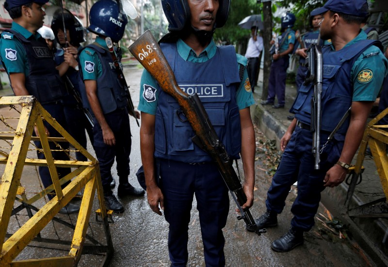 © Reuters. Policiais vistos em local de ataque em Daca, Bangladesh