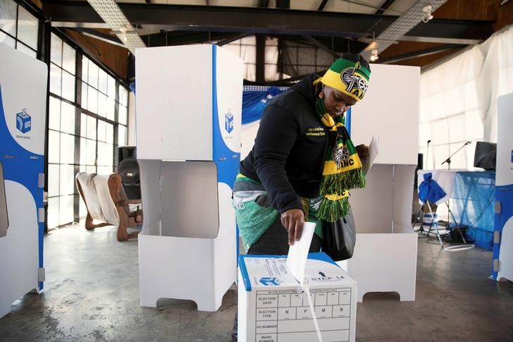 © Reuters. Mulher votando em Joanesburgo