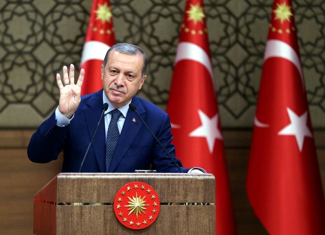 © Reuters. Turkey's President Tayyip Erdogan addresses the audience during a meeting at the Presidential Palace in Ankara