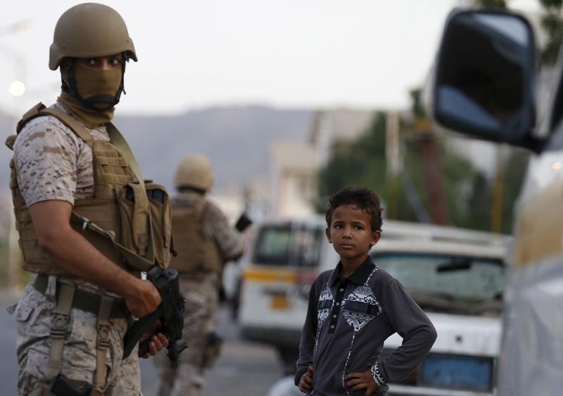 © Reuters. المفتي العام للسعودية يحث رجال الأعمال على مساعدة القوات المشاركة في حرب اليمن