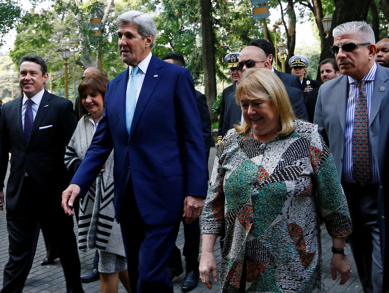 © Reuters. U.S. Secretary of State Kerry, accompanied by Argentine Foreign Minister Malcorra and Argentine Security Minister Bullrich, arrives at the Foreign Ministry building in Buenos Aires