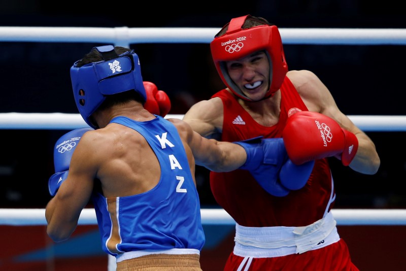 © Reuters. Russia's Andrey Zamkovoy fights Kazakhstan's Serik Sapiyev during their Men's Welter (69kg) semi-final boxing match at the London Olympic Games