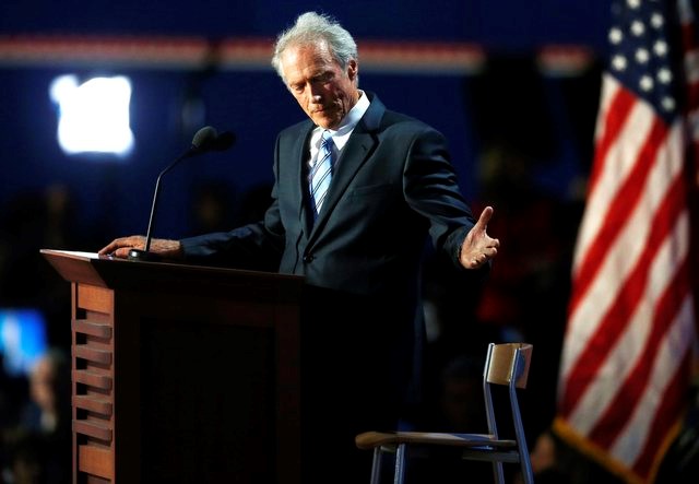 © Reuters. Actor Clint Eastwood addresses an empty chair while speaking during the final session of the Republican National Convention in Tampa