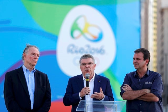 © Reuters. Presidente  do COI, Thomas Bach, falando ao lado do presidente do Comitê Olímpico Brasileiro, Carlos Arthur Nuzman, e prefeito do Rio, Eduardo Paes