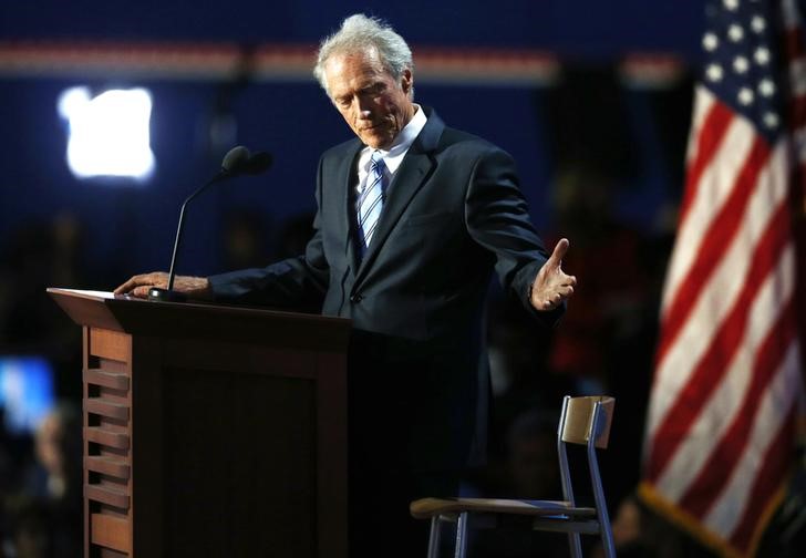 © Reuters. Ator Clint Eastwood se dirige a uma cadeira durante discurso na convenção republicana de 2012 em Tampa, na Flórida