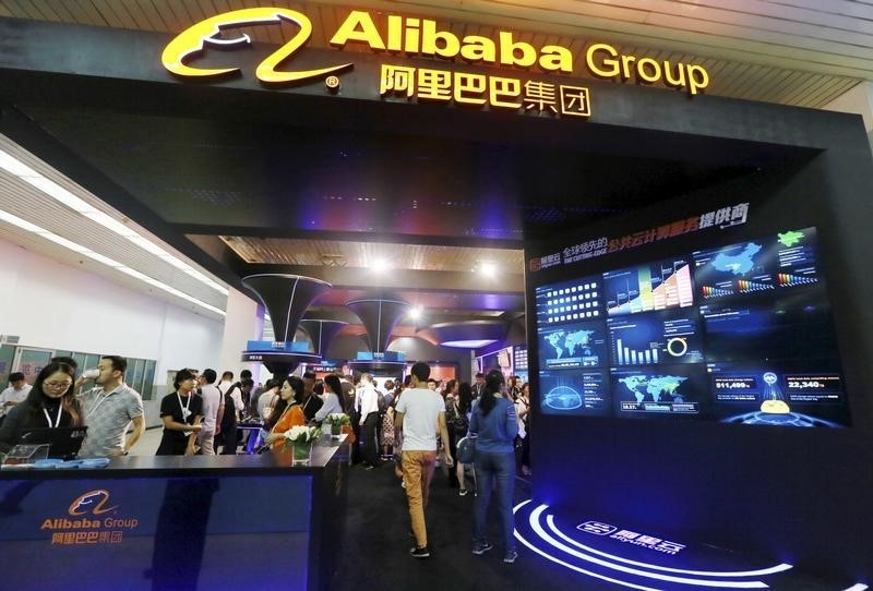 © Reuters. People visit the booth of Alibaba Group during an exhibition in Beijing