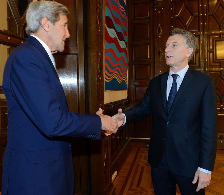 © Reuters. Secretário de Estado dos EUA, John Kerry (E), cumprimenta o presidente da Argentina, Mauricio Macri (D), em Buenos Aires