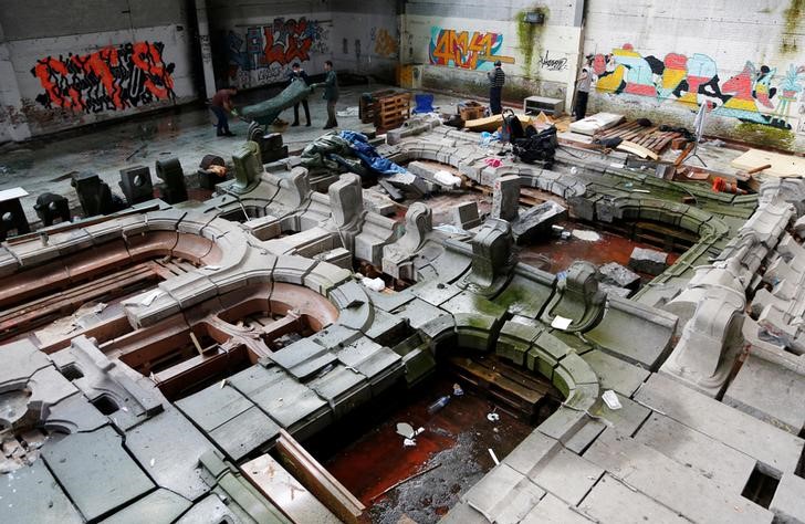 © Reuters. A fachada art noveau projetada pelo arquiteto belga Victor Horta é retratada abandonada em um galpão no distrito de Schaerbeek, em Bruxelas, na Bélgica