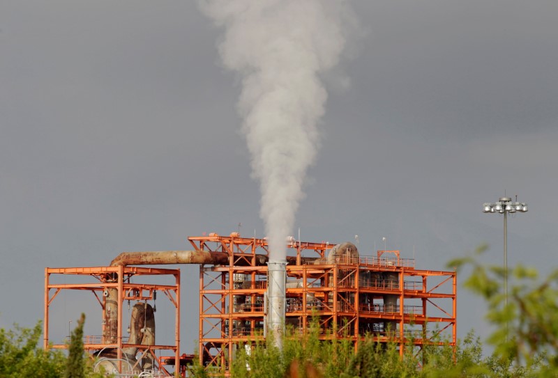 © Reuters. A view of Mexico's national oil company Pemex's refinery in Cadereyta, Nuevo Leon state