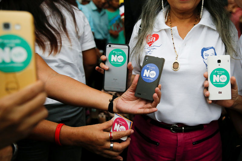 © Reuters. Supporters of ousted former Thai Prime Minister Shinawatra displays stickers promoting to vote 'No'  at the upcoming referendum outside the Supreme Court in Bangkok