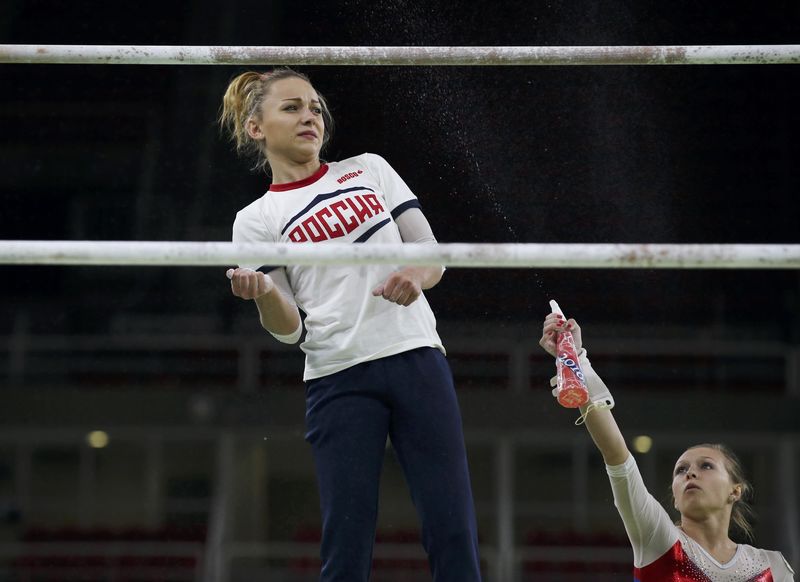 © Reuters. Foto del jueves de miembros del equipo ruso de gimnasia entrenando en Río de Janeiro