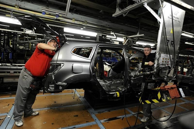 © Reuters. File photo of Nissan technicians working on a Qashqai car on the production line at the company's plant in Sunderland