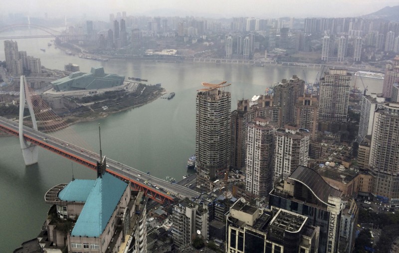 © Reuters. The junction of Yangtze River and Jialing River is pictured in Chongqing