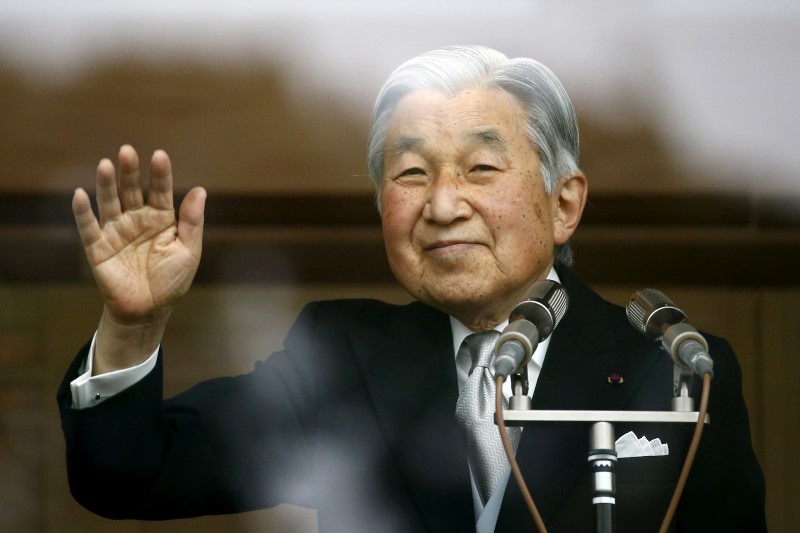 © Reuters. El emperador japonés Akihito hará una declaración al país el lunes
