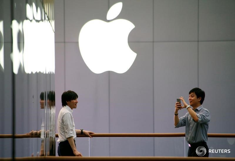 © Reuters. Люди у магазина Apple в Пекине