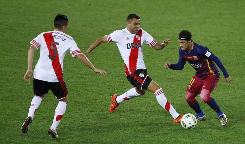 © Reuters. El Sevilla ficha al defensa argentino Mercado por tres temporadas