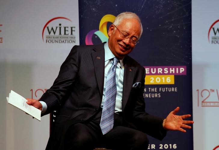 © Reuters. Malaysia's PM Razak gestures as he sits beside Hitam, chairman of the WIEF Foundation, at the 12th World Islamic Economic Forum in Jakarta