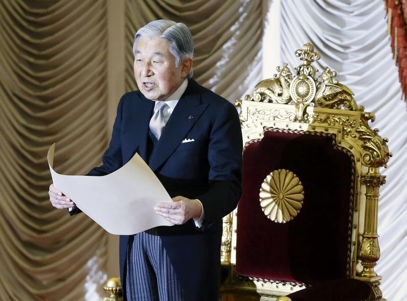 © Reuters. إمبراطور اليابان يلقي كلمة بعد تقرير عن رغبته في التنازل عن العرش