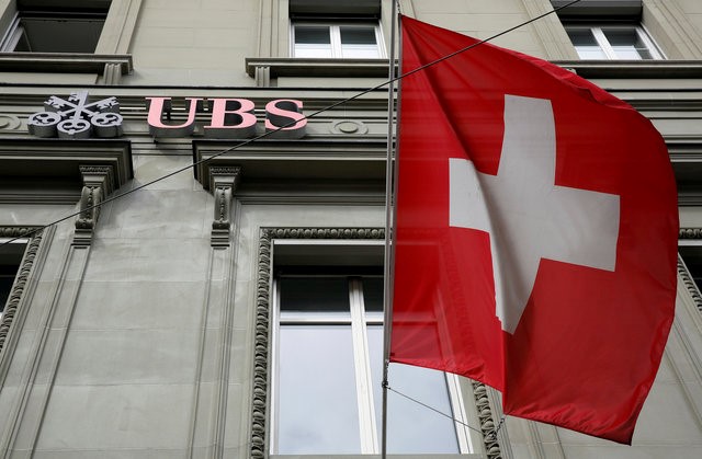 © Reuters. The logo of Swiss bank UBS is seen outside their branch in Bern