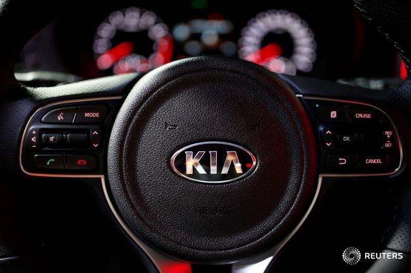 © Reuters. Логотип Kia Motor на рулевом колесе модели K5 на презентации в Сеуле