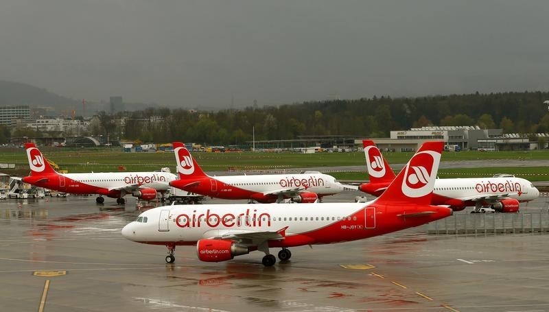 © Reuters. An Airbus A319-112 is seen in front of three other airplanes of Air Berlin airlines at Zurich airport