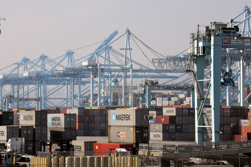 © Reuters. Freighters and cargo containers sit idle at the Port of Los Angeles as a back-log of over 30 container ships sit anchored outside the Port in Los Angeles