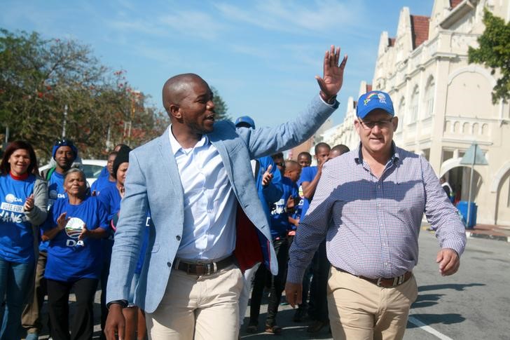 © Reuters. Democratic Alliance leader (D.A) , Mmusi Maimane and the mayoral candidate for Nelson Mandela Bay, Athol Trollip wave to their suppoters during their election campaign in Port Elizabeth