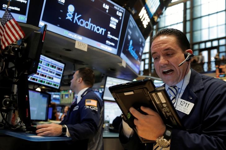 © Reuters. Traders work on the floor of the NYSE