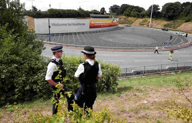 © Reuters. Policiais vistos na entrada do aeroporto Heathrow, em Londres