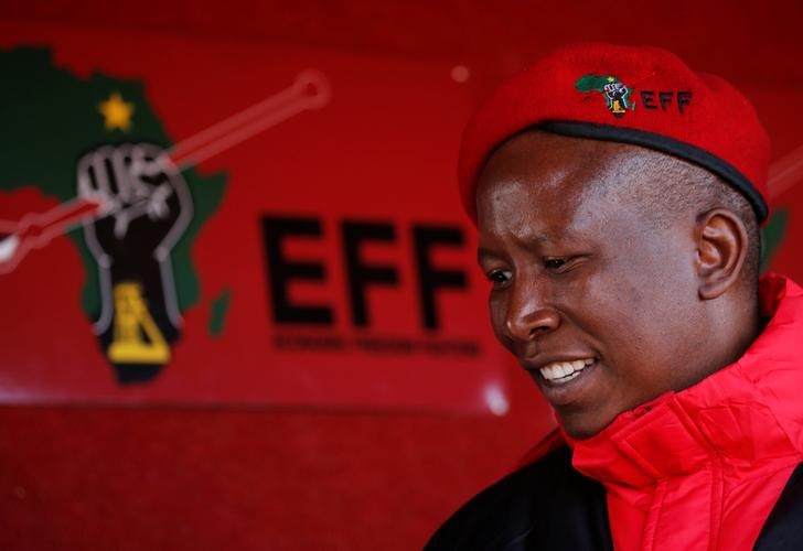 © Reuters. Julius Malema, the firebrand leader of South Africa's Economic Freedom Fighters (EFF) looks on before addressing his supporters during his campaign, ahead of the August 3 local government elections, in Etwatwa, a township near Benoni, South Africa