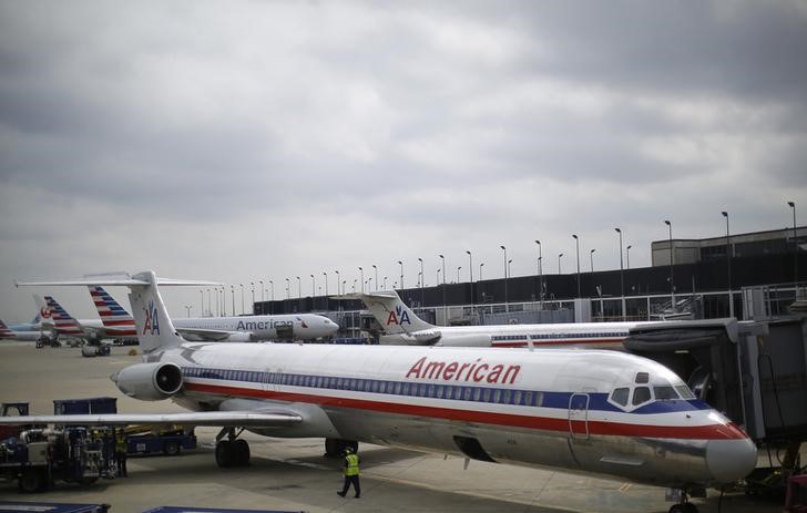 © Reuters. An American Airlines airplane sits at a gate at the O'Hare Airport in Chicago, Illinois