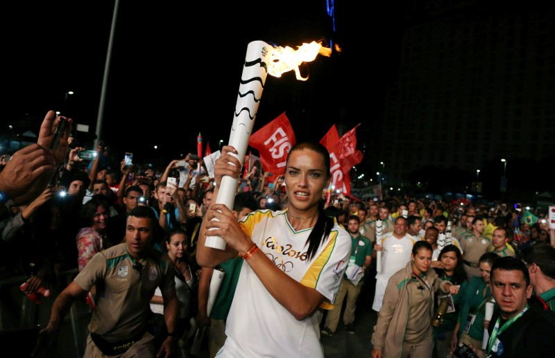 © Reuters. La antorcha olímpica comienza su último trayecto en su camino a Maracaná