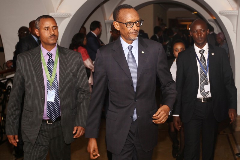 © Reuters. Rwanda's President Paul Kagame is escorted from the meeting hall during the Intergovernmental Authority on Development (IGAD) extraordinary summit on South Sudan in Ethiopia's capital Addis Ababa