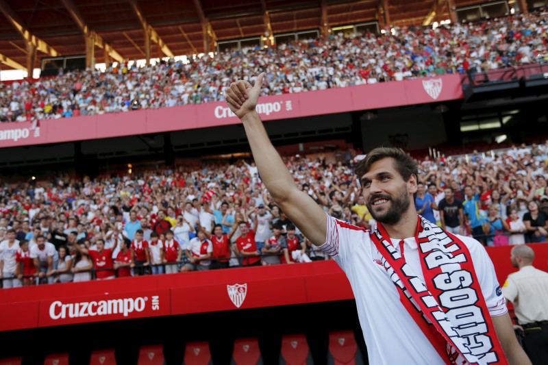 © Reuters. Sevilla's newly signed player Llorente greets the crowd during his presentation in the Andalusian capital of Seville, southern Spain