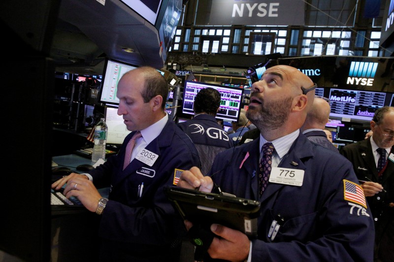 © Reuters. Traders work on the floor of the NYSE