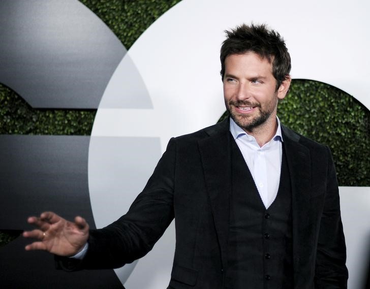 © Reuters. Ator Bradley Cooper posa durante festa de Homem do Ano da GQ em Hollywood, nos EUA