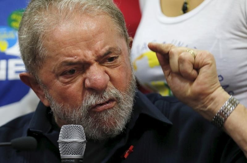 © Reuters. O ex-presidente brasileiro Luiz Inácio Lula da Silva fala à imprensa após ser detido para questionamento em uma investigação federal de um esquema de suborno e lavagem de dinheiro em São Paulo, Brasil