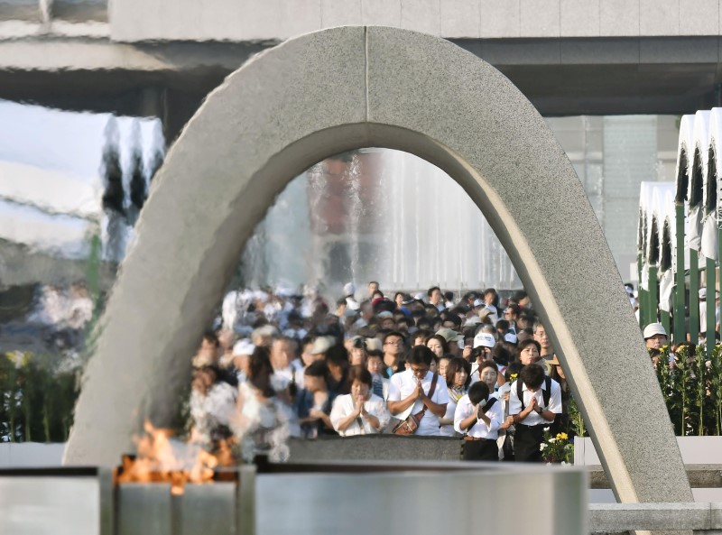 © Reuters. People pray in front of the cenotaph for the victims of the 1945 atomic bombing at Peace Memorial Park in Hiroshima