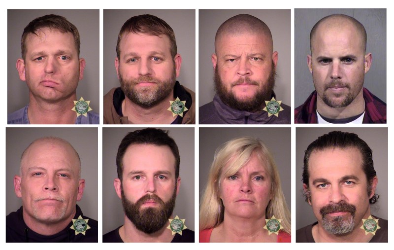 © Reuters. Inmates are seen in police jail booking photos released in Oregon and Arizona