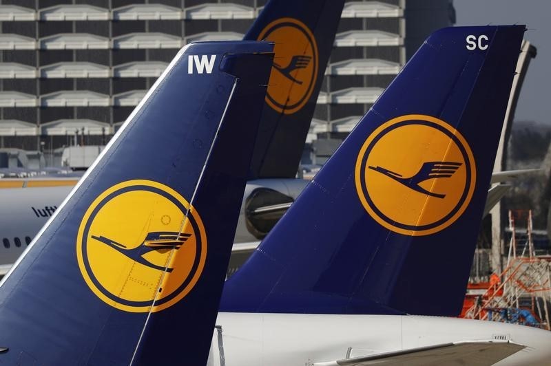 © Reuters. Planes of the Lufthansa airline standing on the tarmac in Frankfurt airport