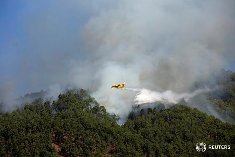 © Reuters. Sigue fuera de control gran incendio en Canarias, 2.500 evacuados