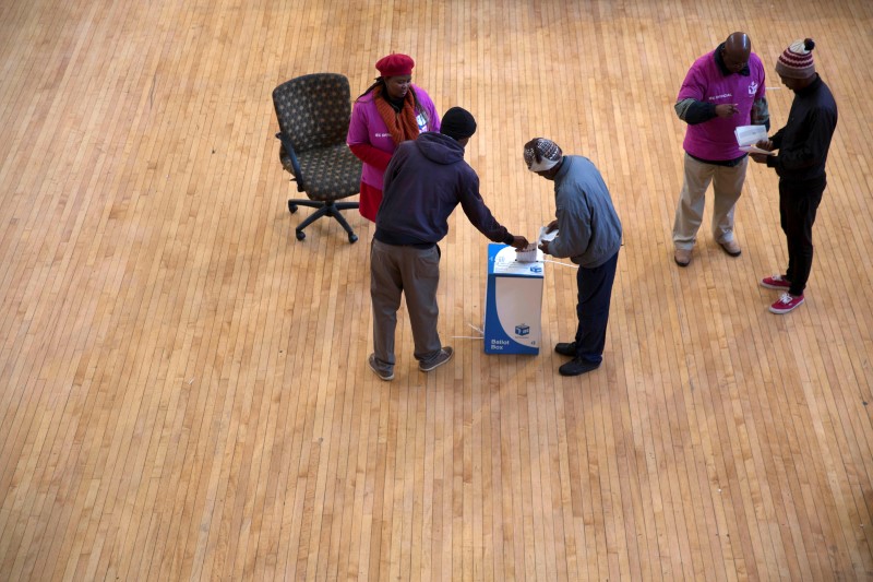 © Reuters. En la imagen, residentes emiten su voto durante las elecciones locales en Johannesburgo, Sudáfrica. 3 de agosto, 2016.