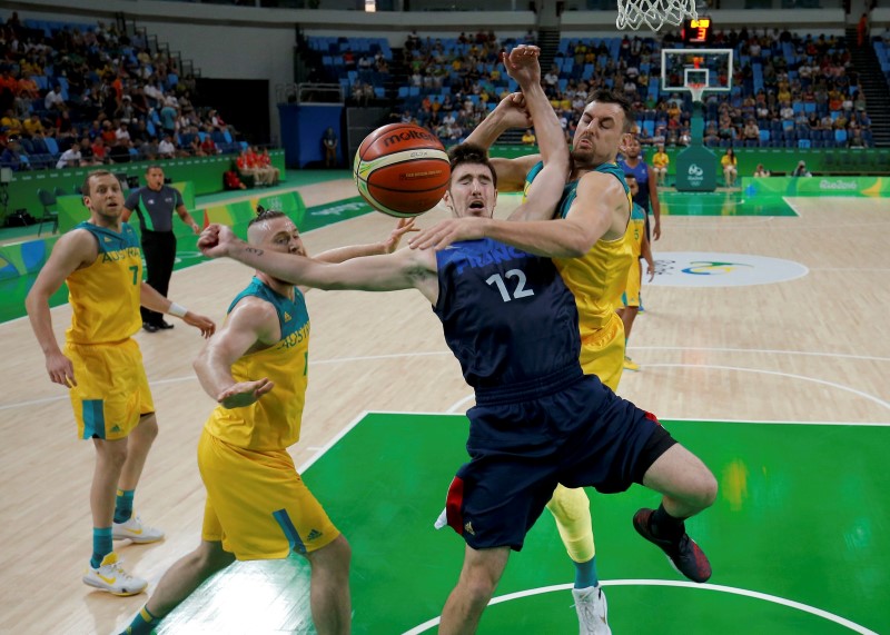 © Reuters. Basketball - Men's Preliminary Round Group A Australia v France